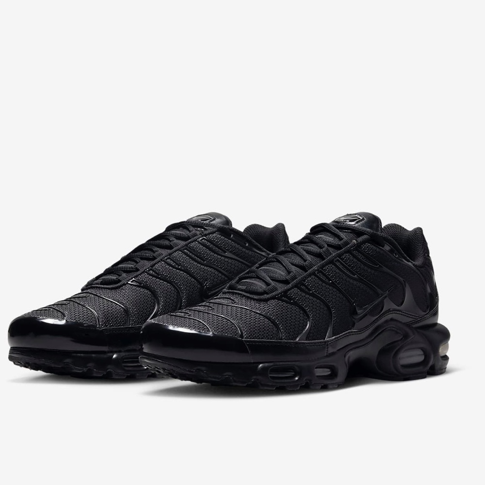 Nike Men’s All-Black Athletic Sneakers